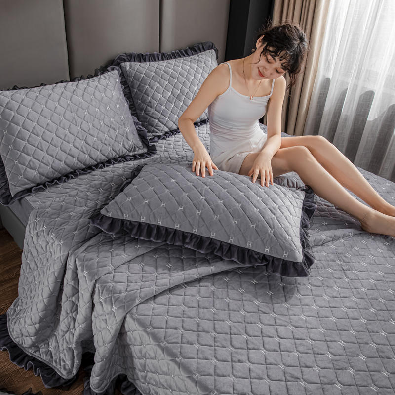 grey Cover Quilt Bedspread