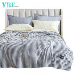 بطانية ناعمة من القطيفة باللونين الأحمر والأبيض