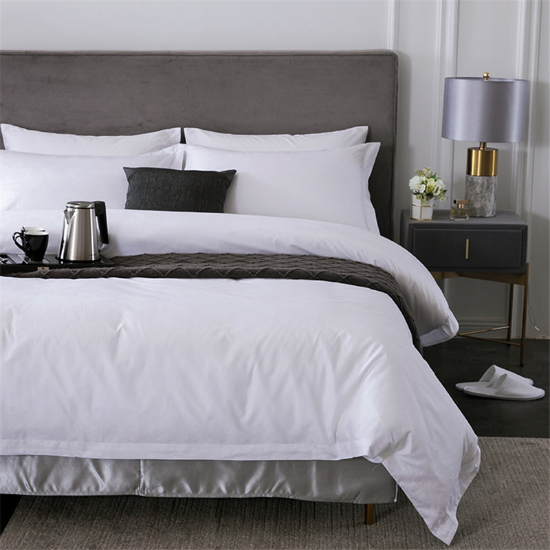 يوجد دماء على ملاءات الفندق كيف أغسلها على الفور؟