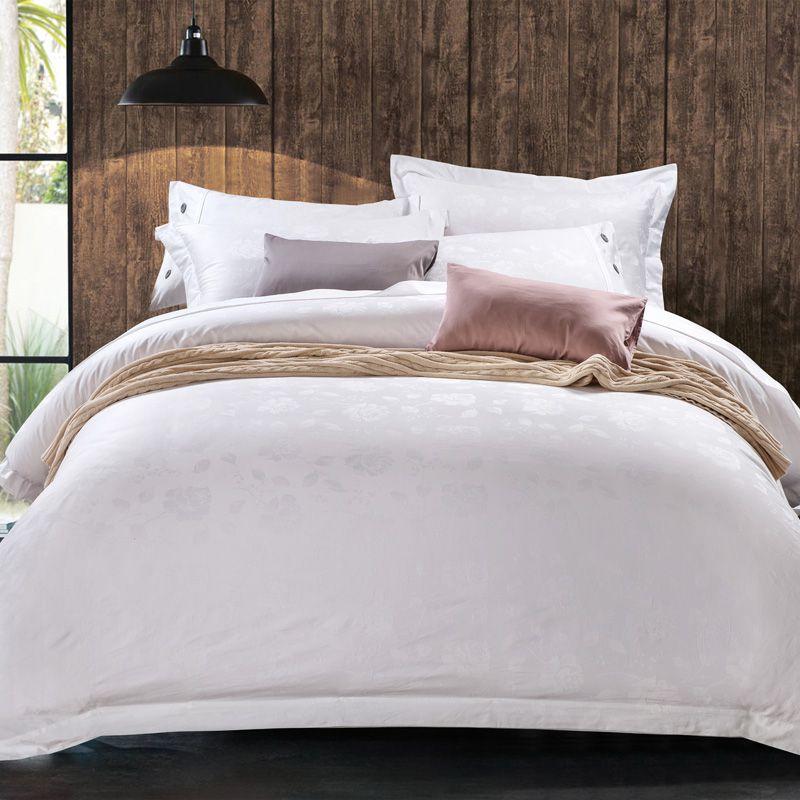 كيفية تنظيف ملاءات الفندق البيضاء؟