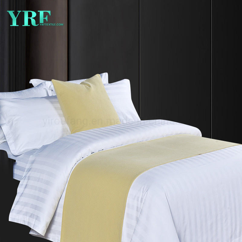 من أين تحصل على أغطية اللحاف البيضاء وملاءات السرير في الفندق؟